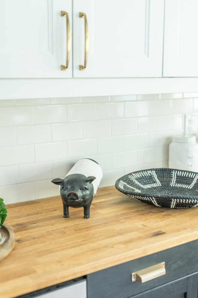 Example of a transitional home design design in Toronto