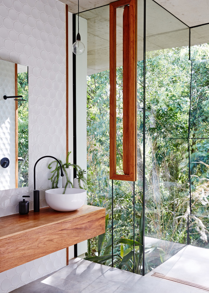 Design ideas for a tropical bathroom in Cairns.