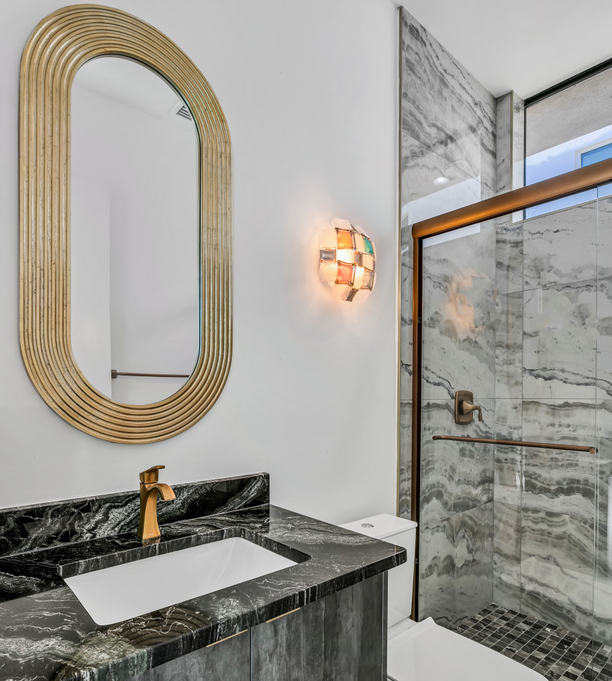 Idéer för ett 60 tals svart badrum med dusch, med släta luckor, grå skåp, vita väggar och marmorbänkskiva