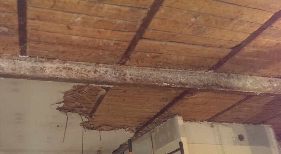 Толщина монолитной плиты перекрытия. Деревянные двутавровые балки чердак узел. Деревянные перекрытия в сталинке. Деревянные перекрытия в доме сталинка. Перекрытия в доме что это.