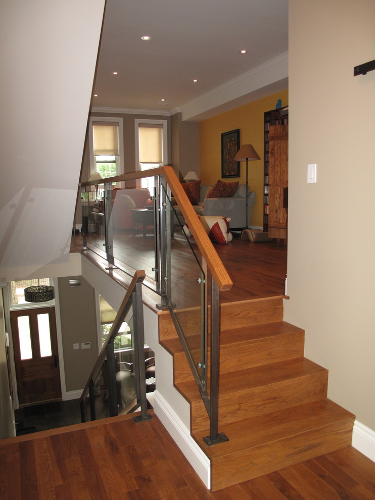 Photo of a mid-sized transitional staircase in Toronto.