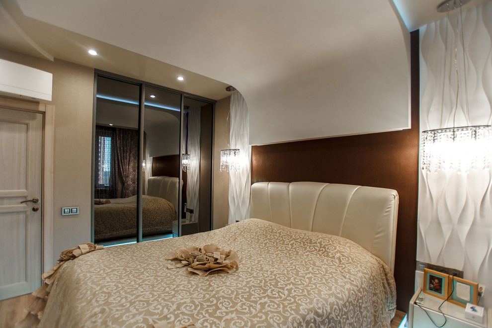 Источник вдохновения для домашнего уюта: хозяйская спальня среднего размера в современном стиле с бежевыми стенами, паркетным полом среднего тона и бежевым полом