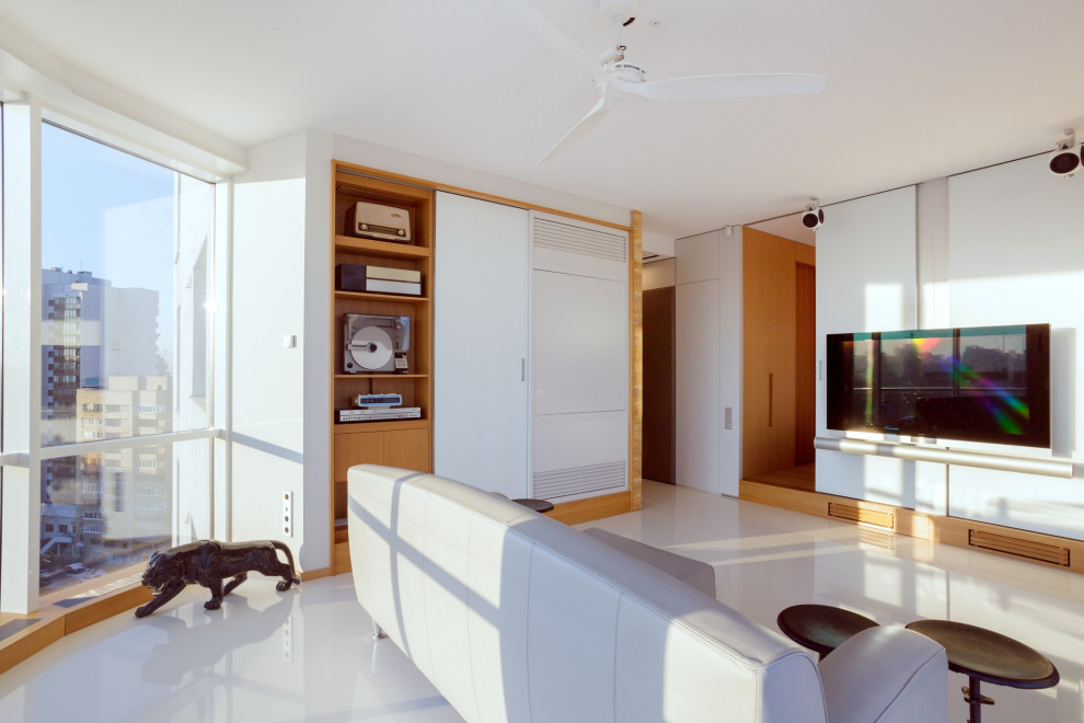 Светлая квартира-галерея с мебелью в духе 60-х