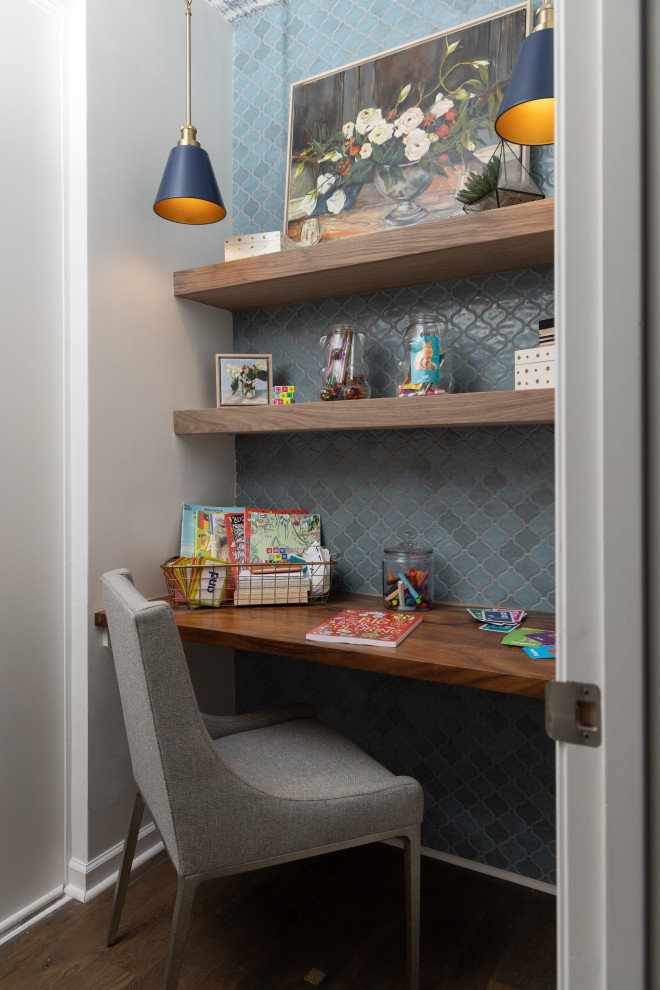 Bild på ett litet vintage könsneutralt barnrum kombinerat med skrivbord och för 4-10-åringar, med blå väggar, mörkt trägolv och brunt golv
