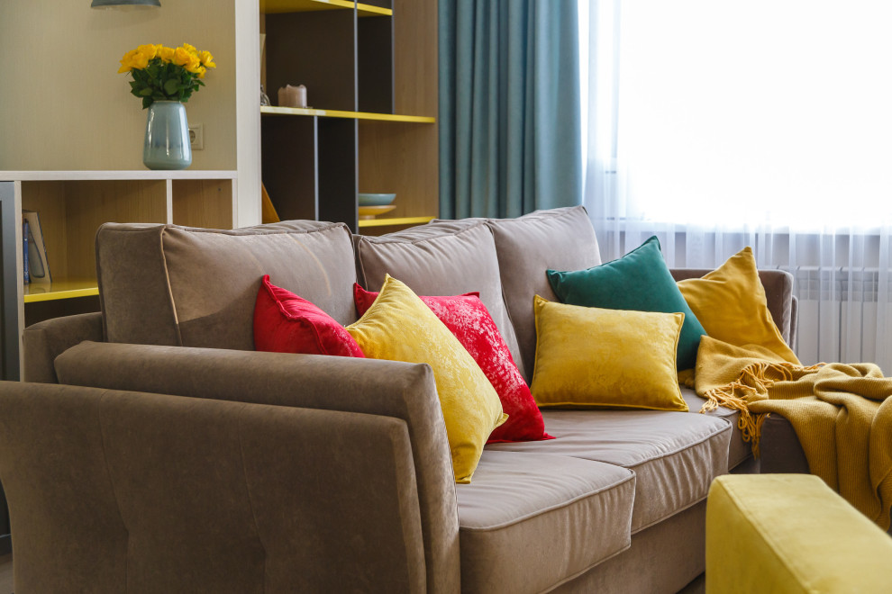 Разноцветная двухкомнатная квартира для девушки, которая любит вязать.