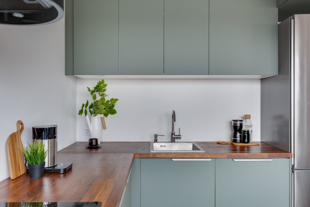 Угловая зелёная кухня