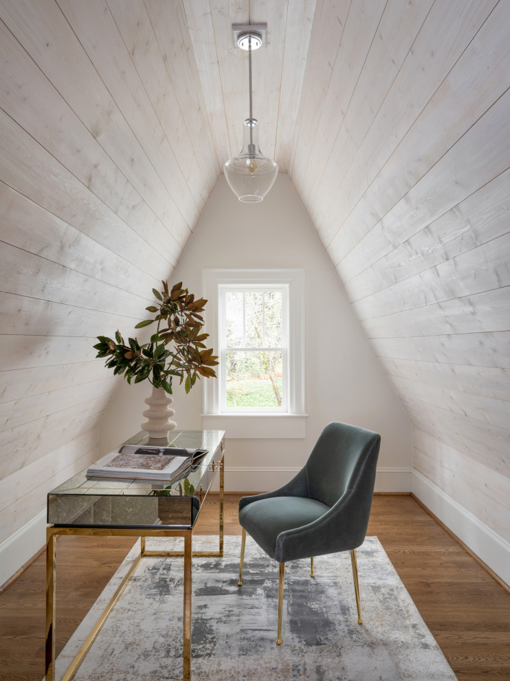 Источник вдохновения для домашнего уюта: кабинет среднего размера в стиле неоклассика (современная классика) с белыми стенами, паркетным полом среднего тона, отдельно стоящим рабочим столом, деревянным потолком и деревянными стенами