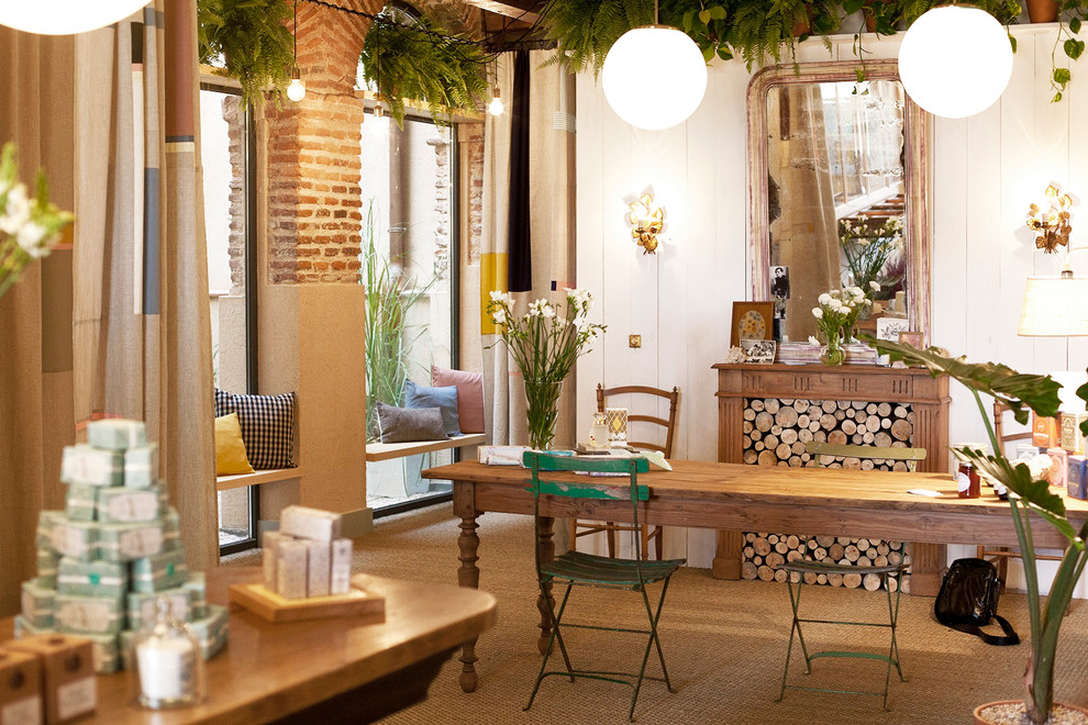 Foto de comedor romántico de tamaño medio cerrado con paredes blancas, moqueta y todas las chimeneas