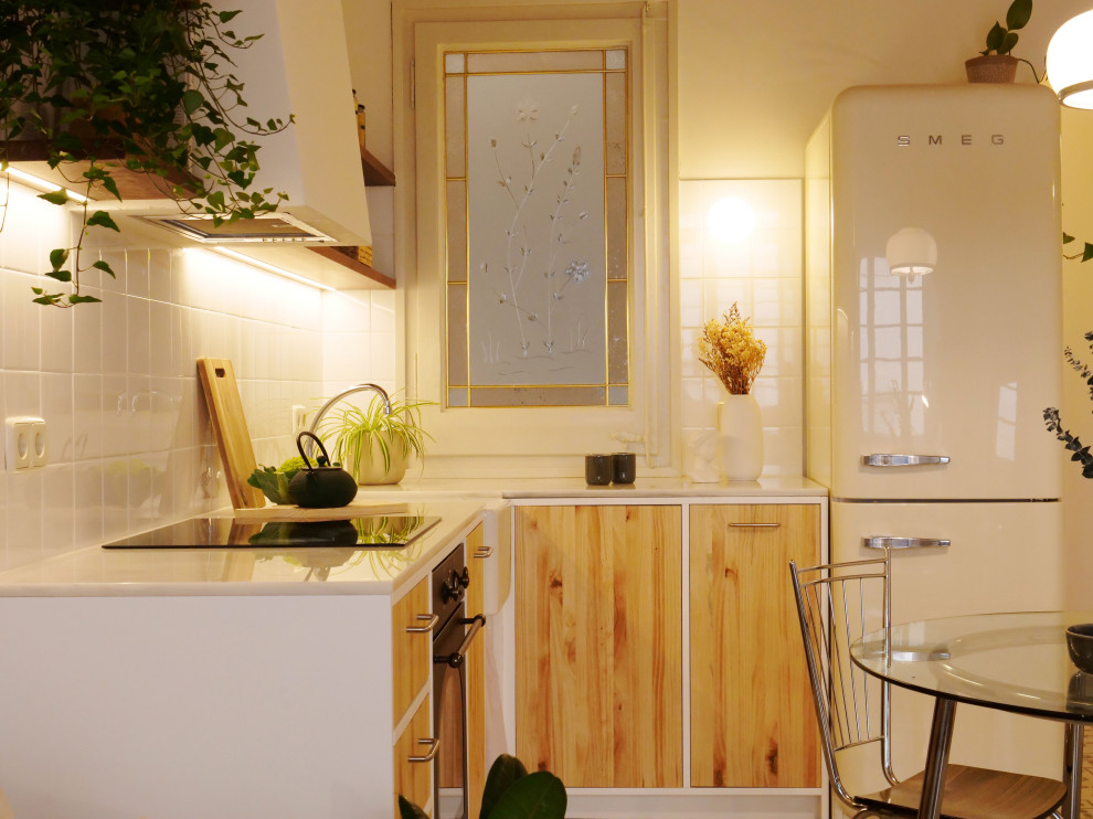 Idéer för att renovera ett medelhavsstil vit vitt kök och matrum, med en rustik diskho, släta luckor, skåp i ljust trä, marmorbänkskiva, vitt stänkskydd, stänkskydd i keramik, rostfria vitvaror, cementgolv och grönt golv