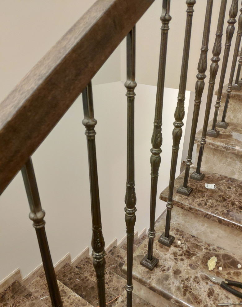 Источник вдохновения для домашнего уюта: п-образная лестница в классическом стиле с мраморными ступенями, подступенками из мрамора и металлическими перилами