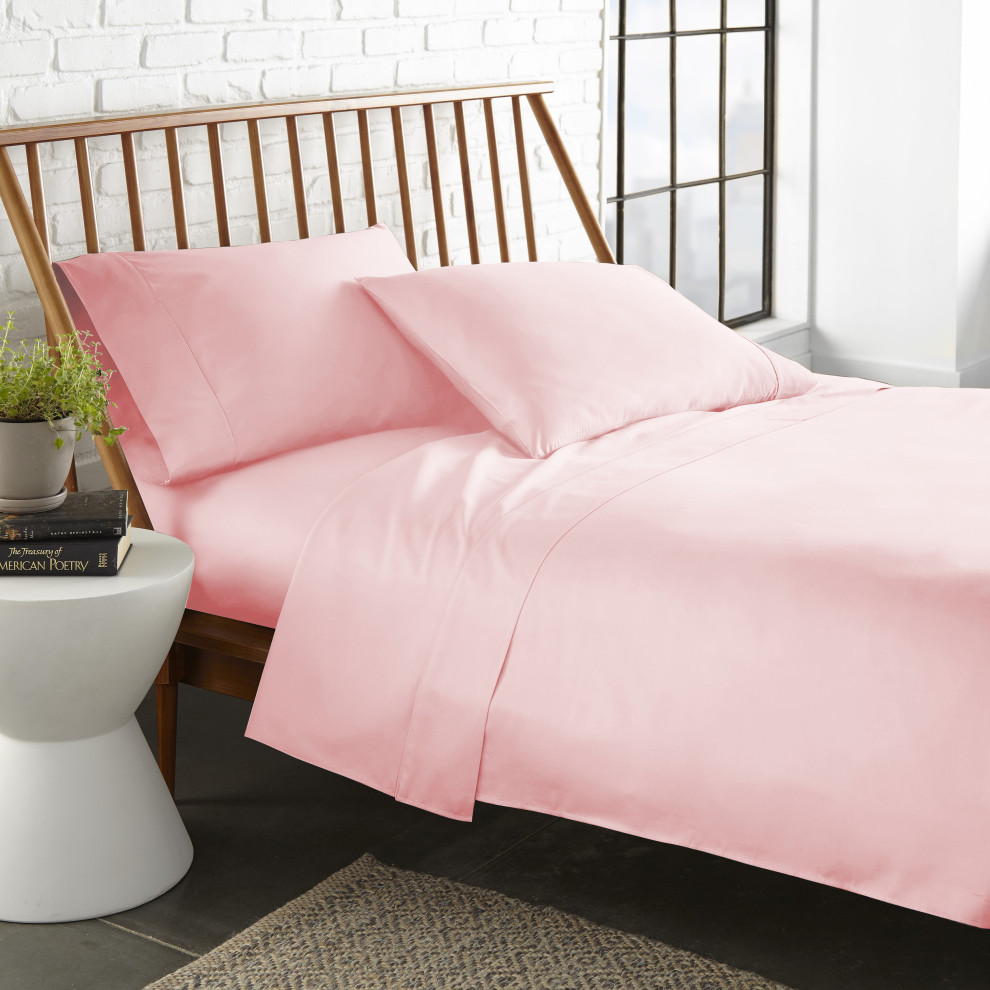 Imagen de dormitorio minimalista con suelo de bambú y suelo rosa