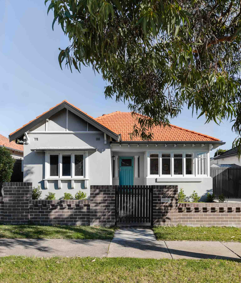 Mittelgroßes, Einstöckiges Modernes Einfamilienhaus mit bunter Fassadenfarbe, Walmdach, Ziegeldach, rotem Dach und Putzfassade in Sydney