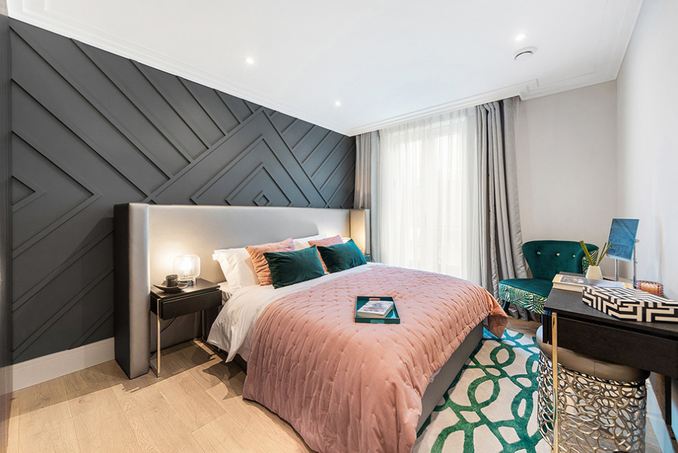 Mittelgroßes Modernes Hauptschlafzimmer ohne Kamin mit grauer Wandfarbe, hellem Holzboden, braunem Boden, Kassettendecke und Wandpaneelen in Essex