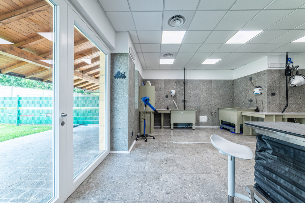 Cette photo montre une salle de bain tendance avec un sol en carrelage de céramique et un sol gris.