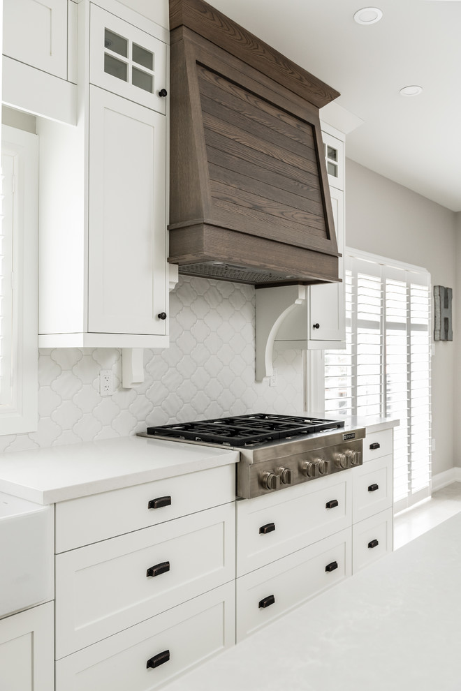 Kitchen - transitional kitchen idea in Toronto