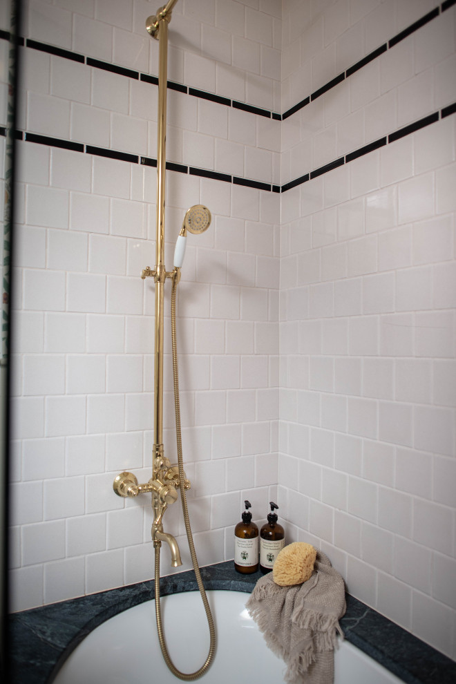 На фото: туалет среднего размера в стиле кантри с полом из керамической плитки и разноцветным полом