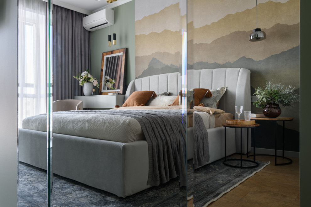 Идея дизайна: хозяйская спальня среднего размера в современном стиле с серыми стенами, пробковым полом, коричневым полом и акцентной стеной