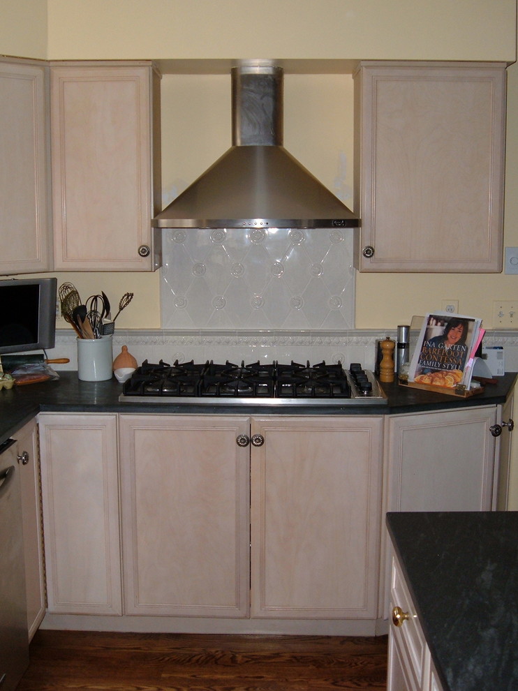 Kitchen - kitchen idea in Cincinnati with white backsplash