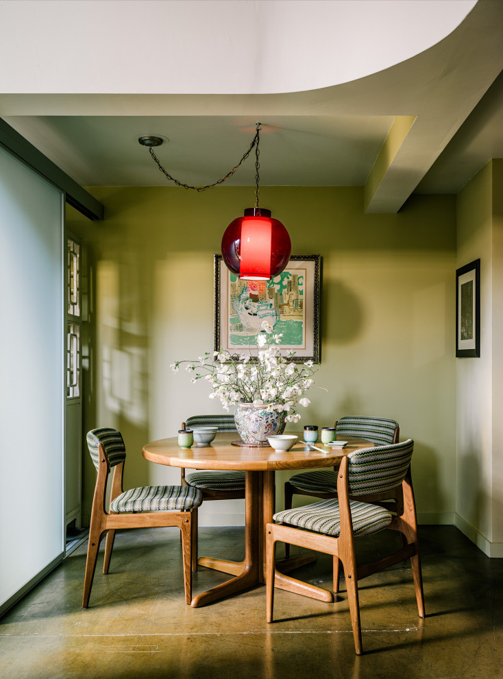 Foto di una piccola sala da pranzo aperta verso il soggiorno eclettica con pareti verdi, pavimento in cemento, pavimento beige, soffitto in legno e pareti in legno