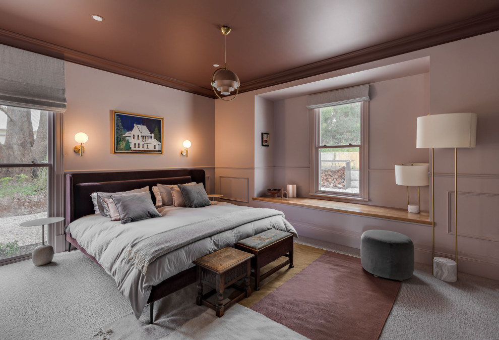 Стильный дизайн: спальня в современном стиле с розовыми стенами, ковровым покрытием, серым полом и панелями на стенах - последний тренд