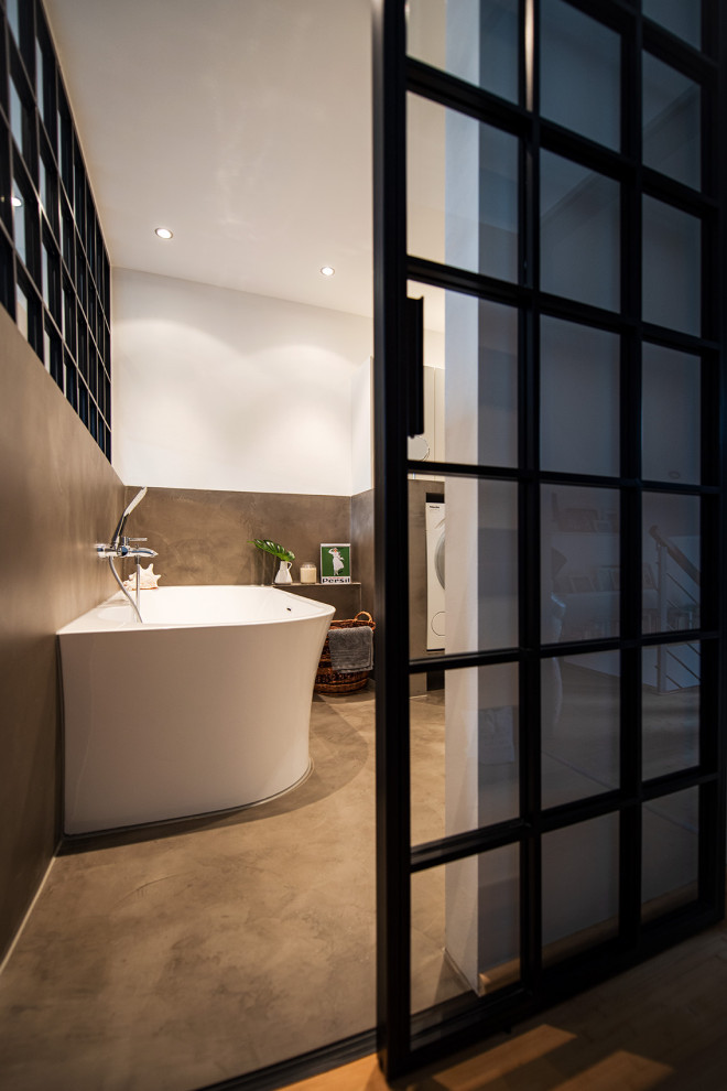 Пример оригинального дизайна: главная, серо-белая ванная комната в современном стиле с угловой ванной, душем без бортиков, инсталляцией, серой плиткой, белыми стенами, серым полом, душем с распашными дверями и тумбой под одну раковину