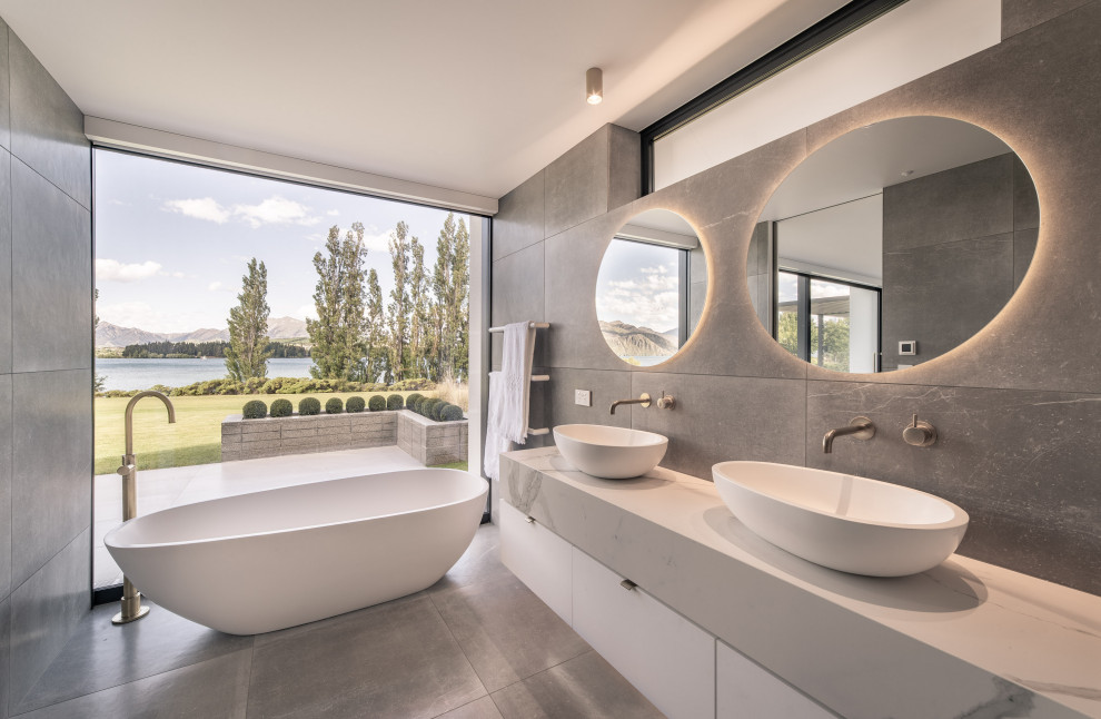 Inspiration for a modern bathroom in Dunedin.