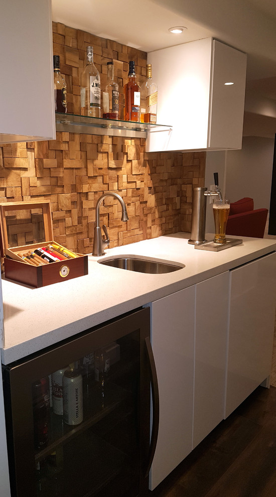 Small contemporary galley wet bar in Toronto with an undermount sink, flat-panel cabinets, white cabinets, quartzite benchtops, brown splashback, timber splashback, vinyl floors, brown floor and white benchtop.