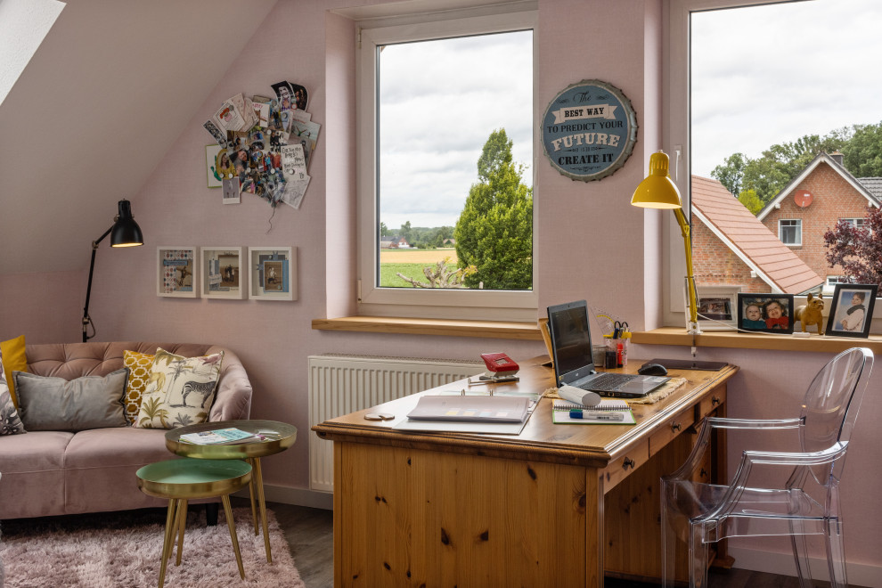 Idee per un atelier design di medie dimensioni con pareti rosa, pavimento in vinile, scrivania autoportante, pavimento marrone, soffitto in carta da parati e carta da parati