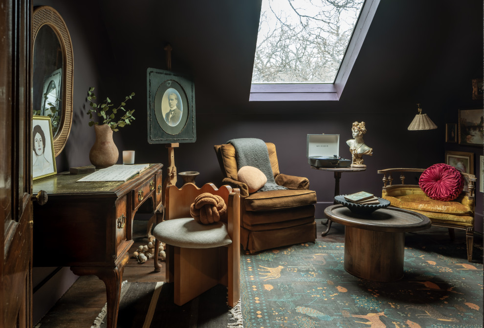 Diseño de despacho de tamaño medio con suelo de madera oscura, escritorio independiente y suelo beige