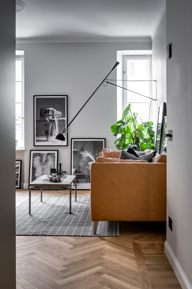 Photo of a mid-sized scandinavian living room in Stockholm with grey walls.