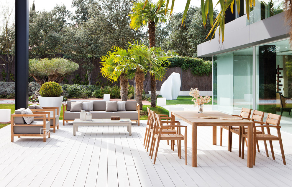 Inspiration for a contemporary deck in Madrid.