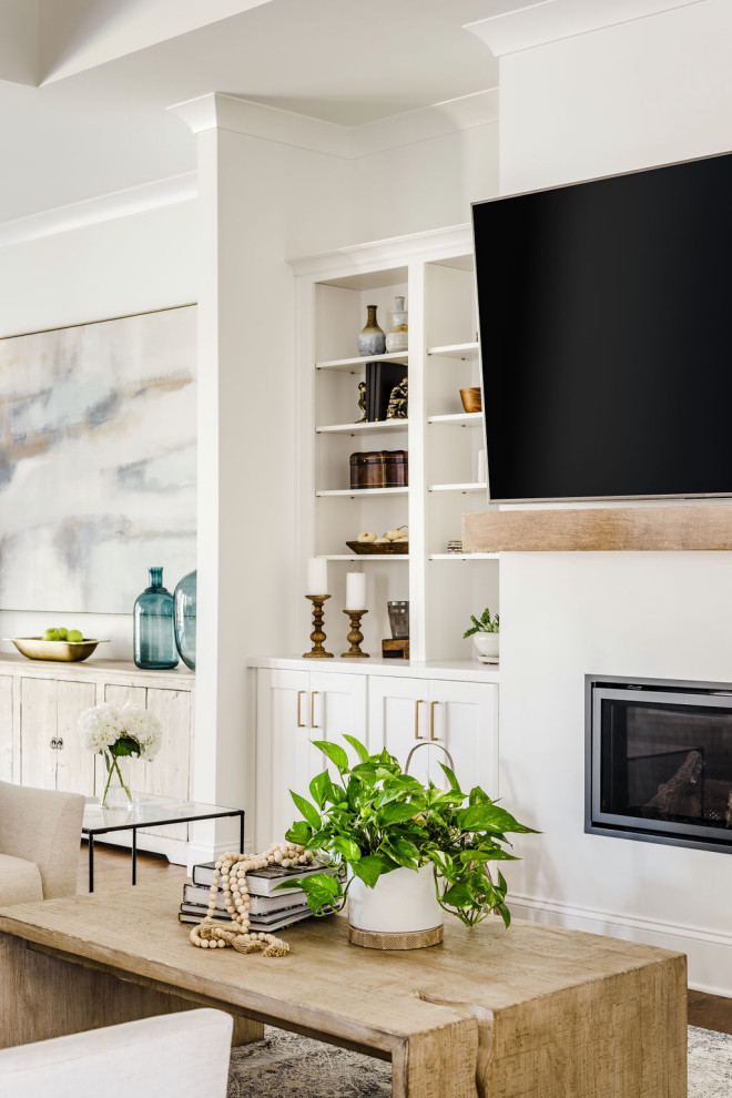 Стильный дизайн: открытая гостиная комната среднего размера в стиле неоклассика (современная классика) с белыми стенами, паркетным полом среднего тона, телевизором на стене, коричневым полом и многоуровневым потолком - последний тренд