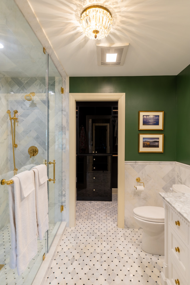 Пример оригинального дизайна: большая главная ванная комната в викторианском стиле с фасадами в стиле шейкер, белыми фасадами, ванной на ножках, душем в нише, раздельным унитазом, плиткой мозаикой, зелеными стенами, мраморным полом, врезной раковиной, душем с распашными дверями, нишей, тумбой под одну раковину, напольной тумбой и панелями на стенах