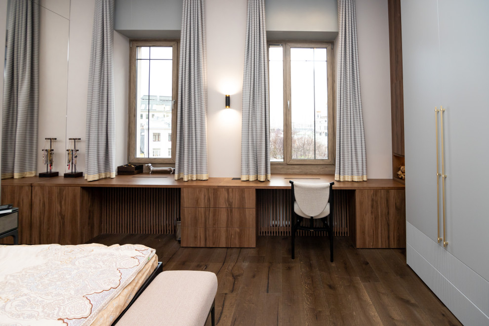 Меблировка спальни: шкаф, стеллаж и стол-подоконник