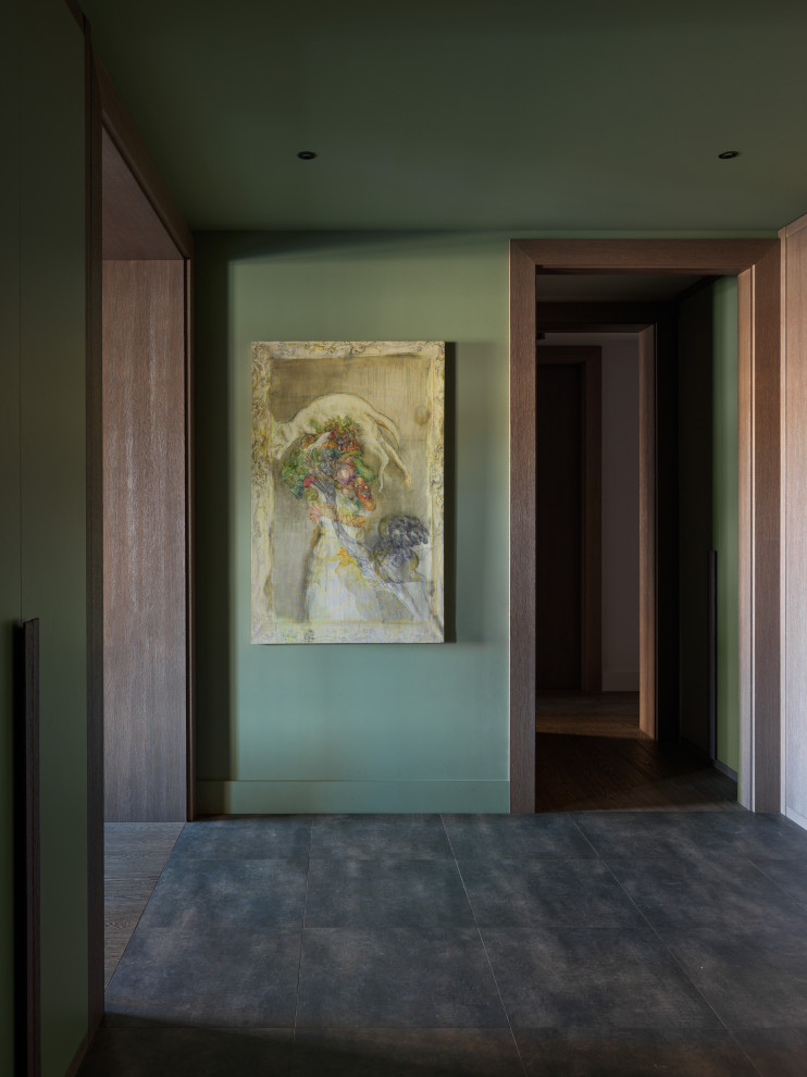 Свежая идея для дизайна: коридор среднего размера в современном стиле с зелеными стенами и серым полом - отличное фото интерьера