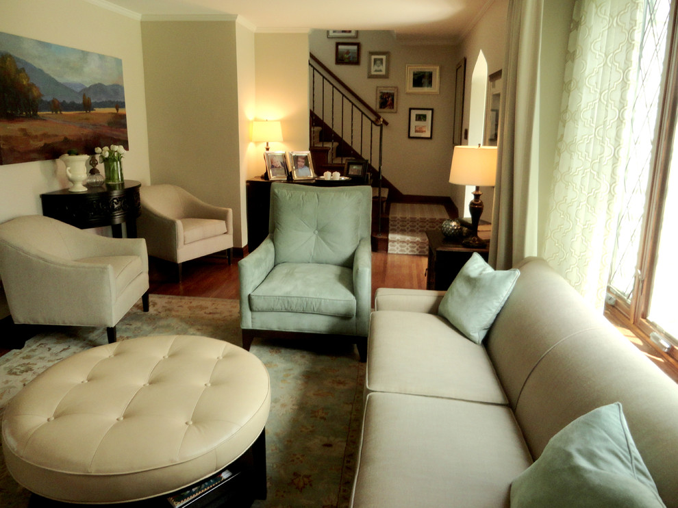 Inspiration for a transitional living room in Columbus.