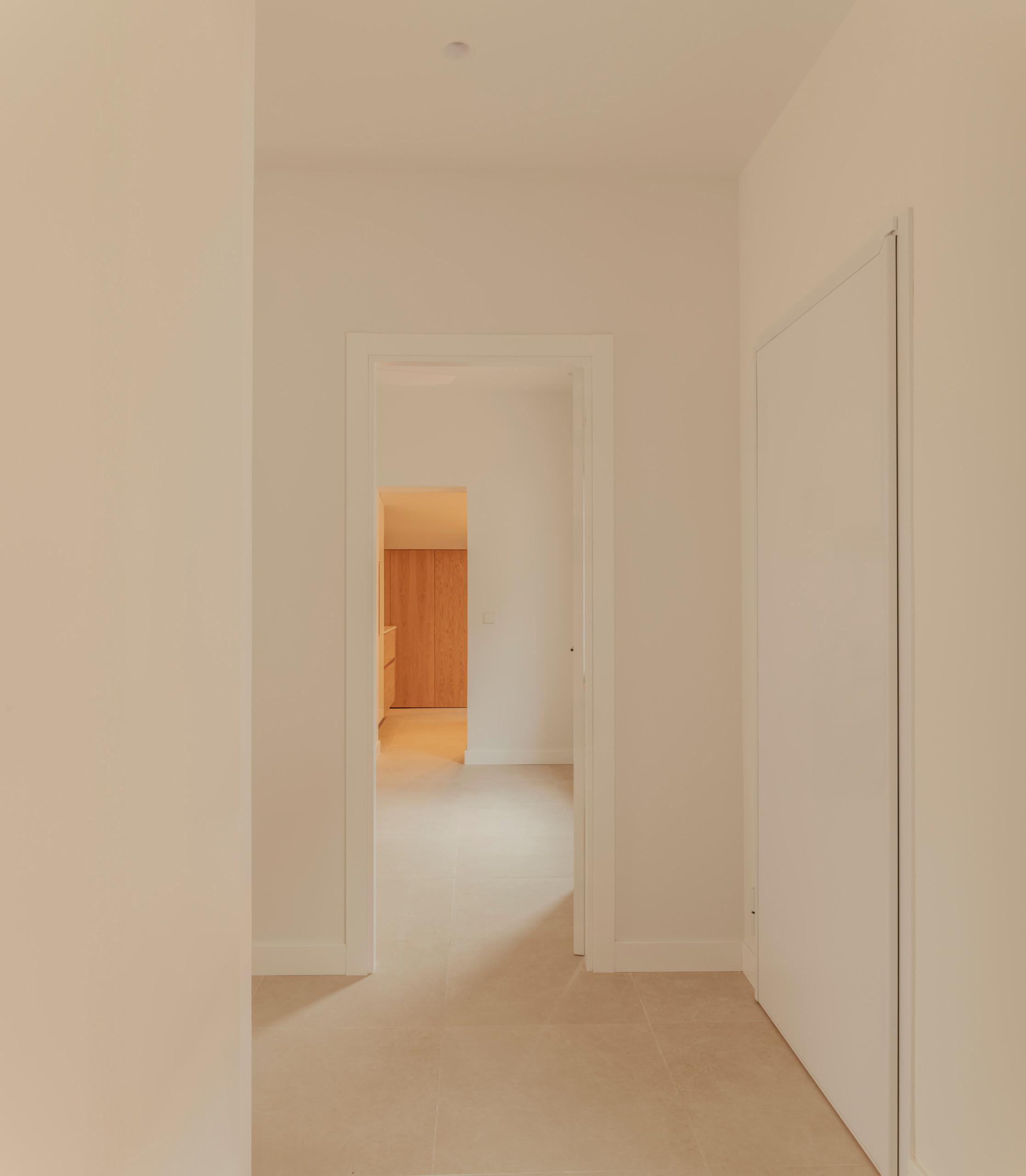 Vista desde el recibidor hacia la habitación suite.