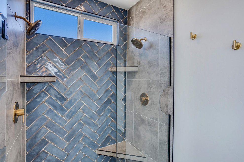 Пример оригинального дизайна: главная ванная комната среднего размера в современном стиле с фасадами с утопленной филенкой, черными фасадами, душем без бортиков, раздельным унитазом, синей плиткой, керамической плиткой, серыми стенами, полом из керамической плитки, врезной раковиной, столешницей из искусственного кварца, серым полом, душем с распашными дверями, белой столешницей, нишей, тумбой под две раковины и встроенной тумбой
