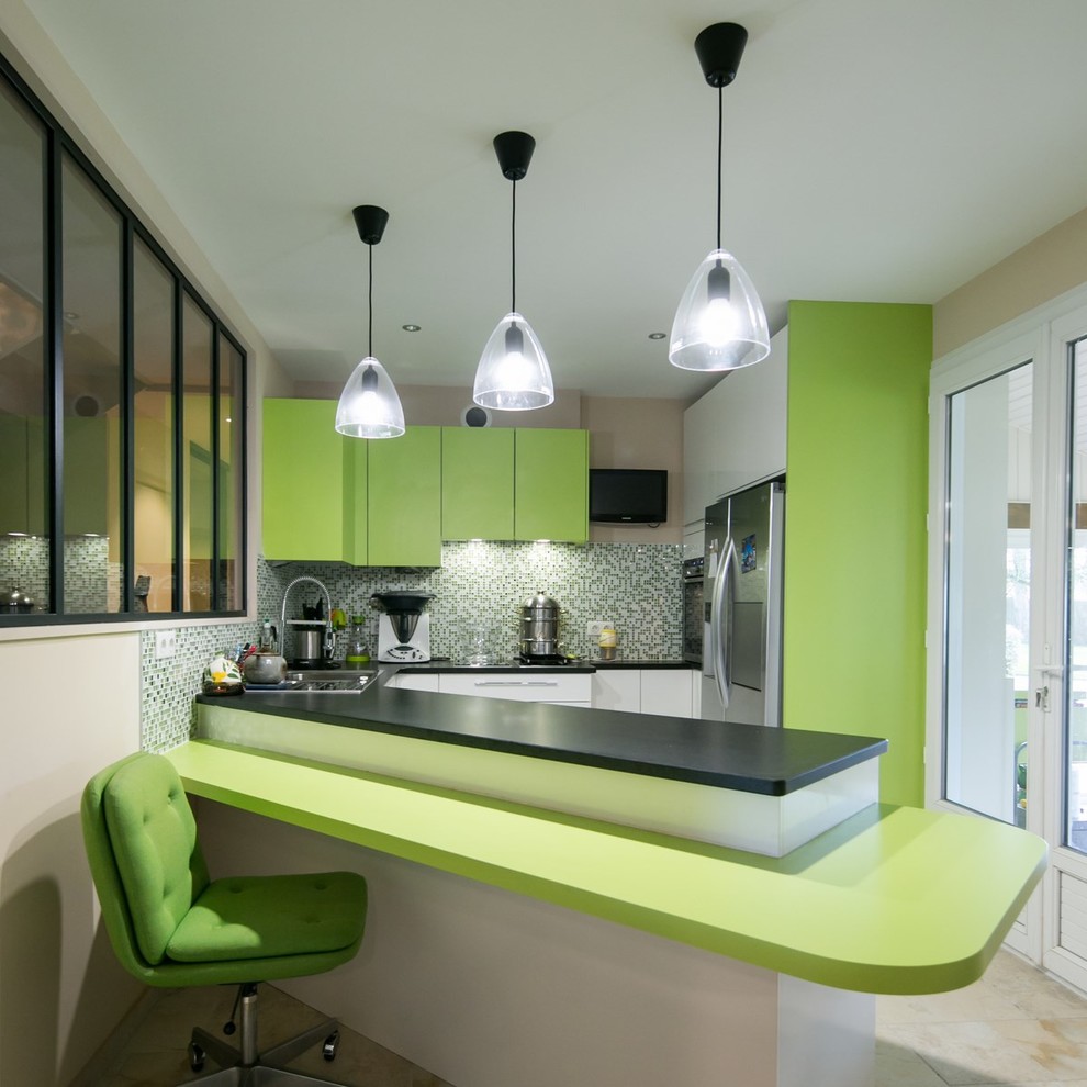 Mid-sized contemporary u-shaped eat-in kitchen in Nantes with green cabinets, multi-coloured splashback, stainless steel appliances and a peninsula.