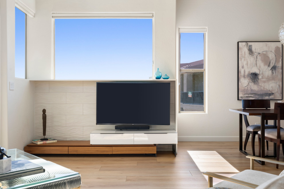 Bild på ett mellanstort funkis allrum med öppen planlösning, med ett finrum, vita väggar, vinylgolv, en fristående TV och beiget golv