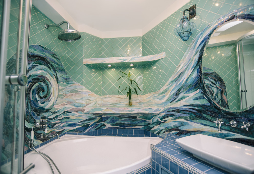 Перепланировка квартиры с радиальной фасадной стеной, авторская мозаика.