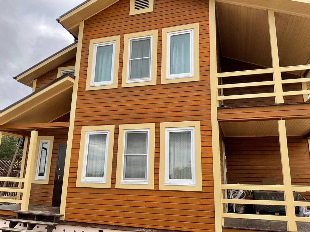 Шлифовка старого лакокрасочного покрытия на брусе и покраска масловоском