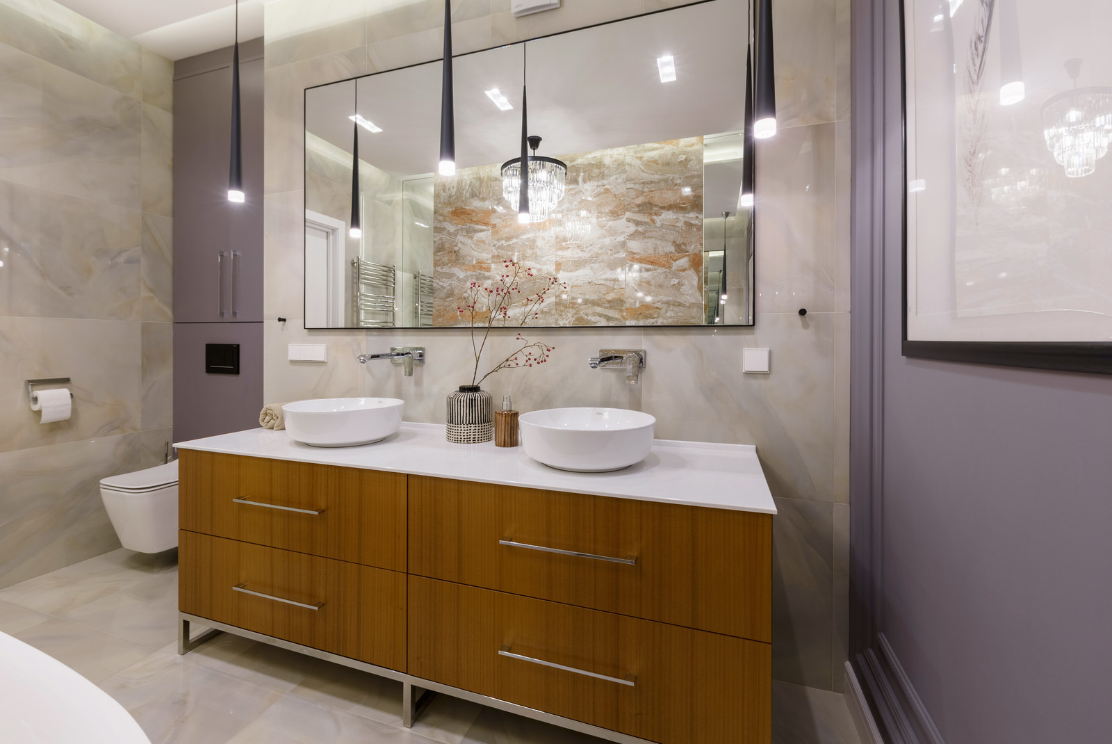 Квартира с радиусными панелями и глубокими цветами