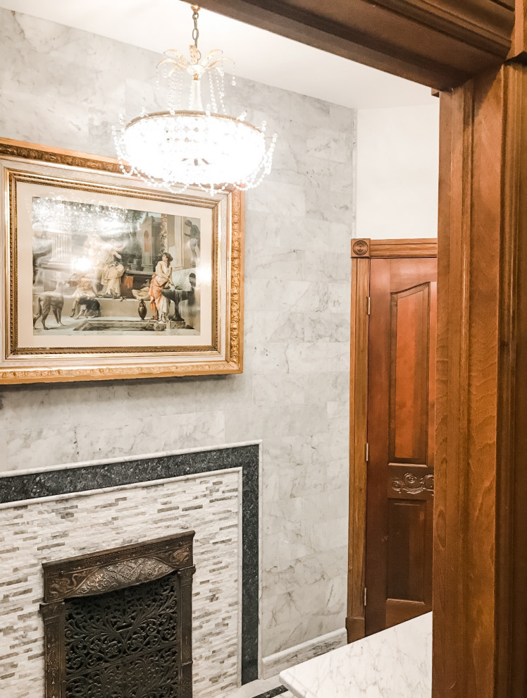 Foto di una stanza da bagno con doccia classica di medie dimensioni con piastrelle grigie, piastrelle di marmo e mobile bagno incassato