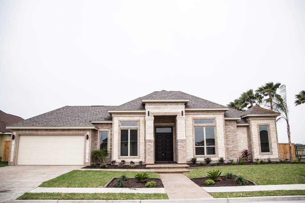 Home design - transitional home design idea in Austin