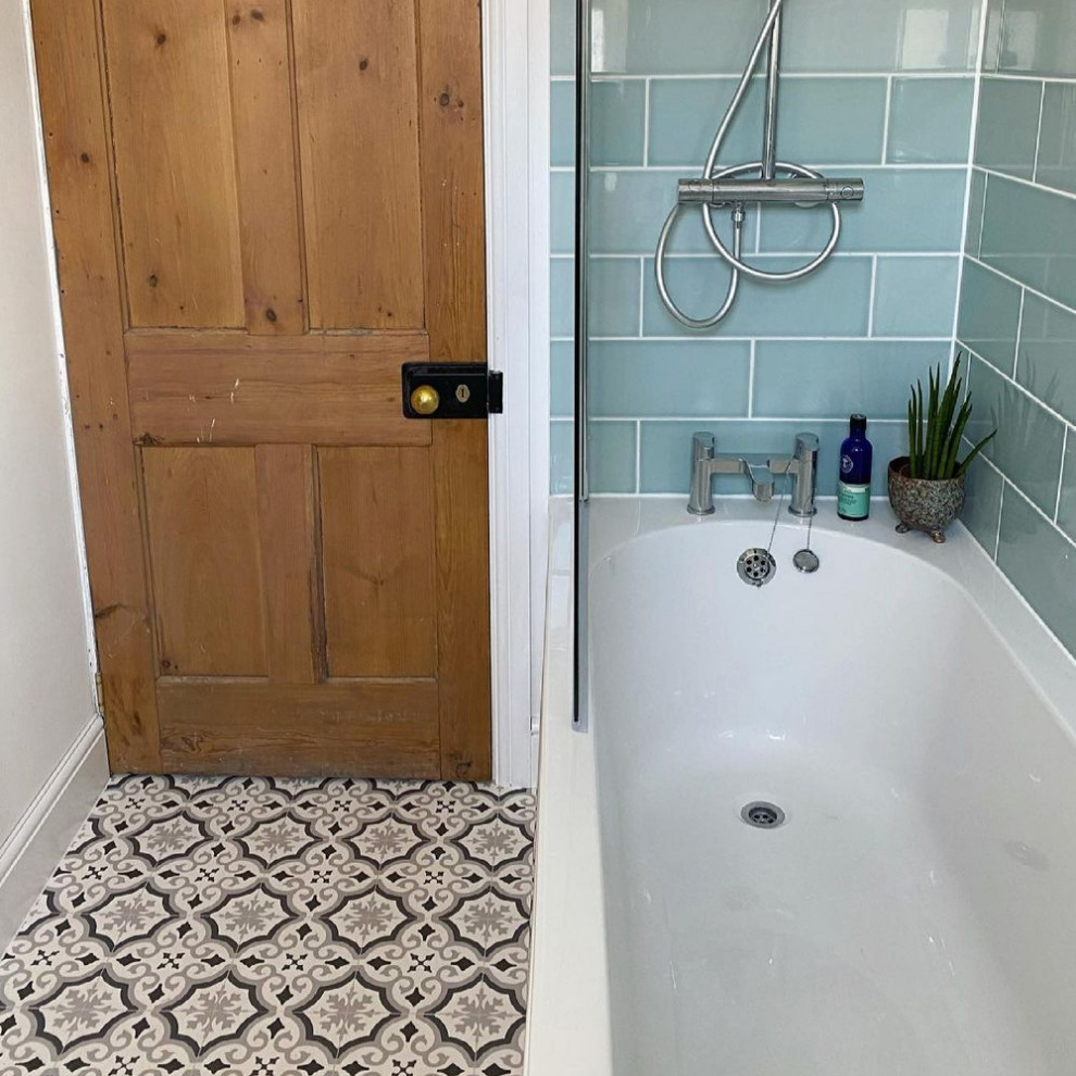 На фото: ванная комната в средиземноморском стиле с полом из винила и разноцветным полом с