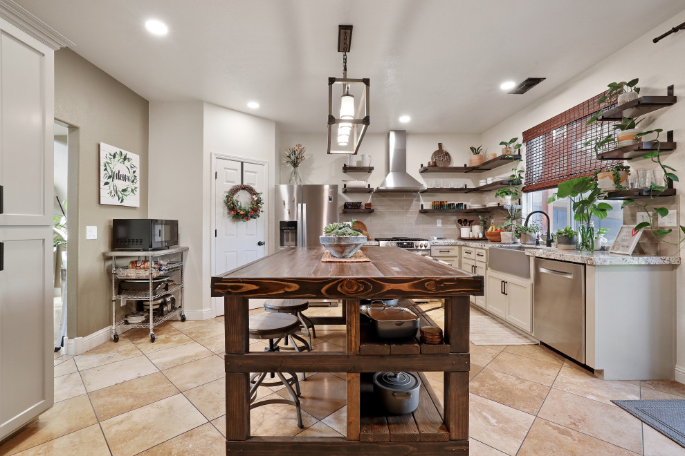 Moderne Wohnküche mit Landhausspüle, grauen Schränken, Granit-Arbeitsplatte, Küchenrückwand in Grau, Rückwand aus Keramikfliesen, Küchengeräten aus Edelstahl, Kücheninsel und bunter Arbeitsplatte in Sacramento