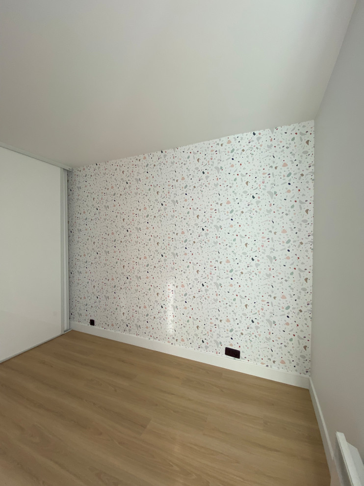 Modern inredning av ett mellanstort flickrum kombinerat med sovrum och för 4-10-åringar, med rosa väggar, laminatgolv och beiget golv