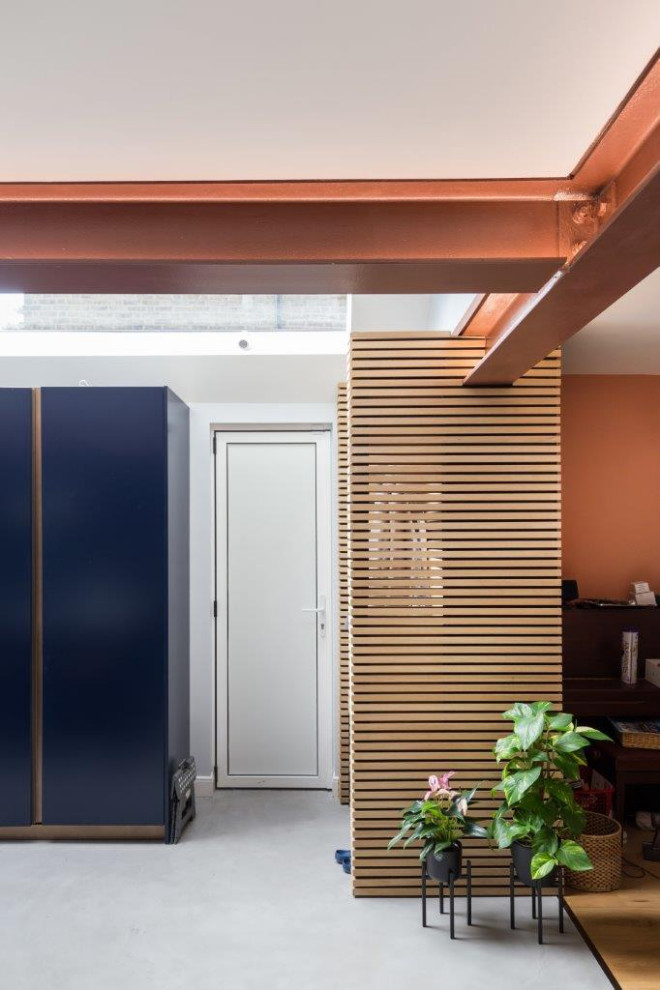 Idées déco pour une grande cuisine ouverte parallèle moderne avec un évier intégré, un placard à porte plane, des portes de placard bleues, une crédence grise, un électroménager en acier inoxydable, îlot, un sol gris, un plan de travail beige et un plafond voûté.