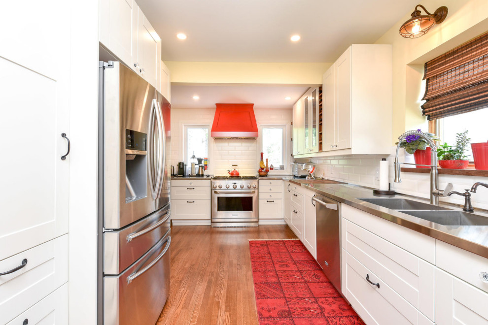 Example of a transitional kitchen design in Ottawa